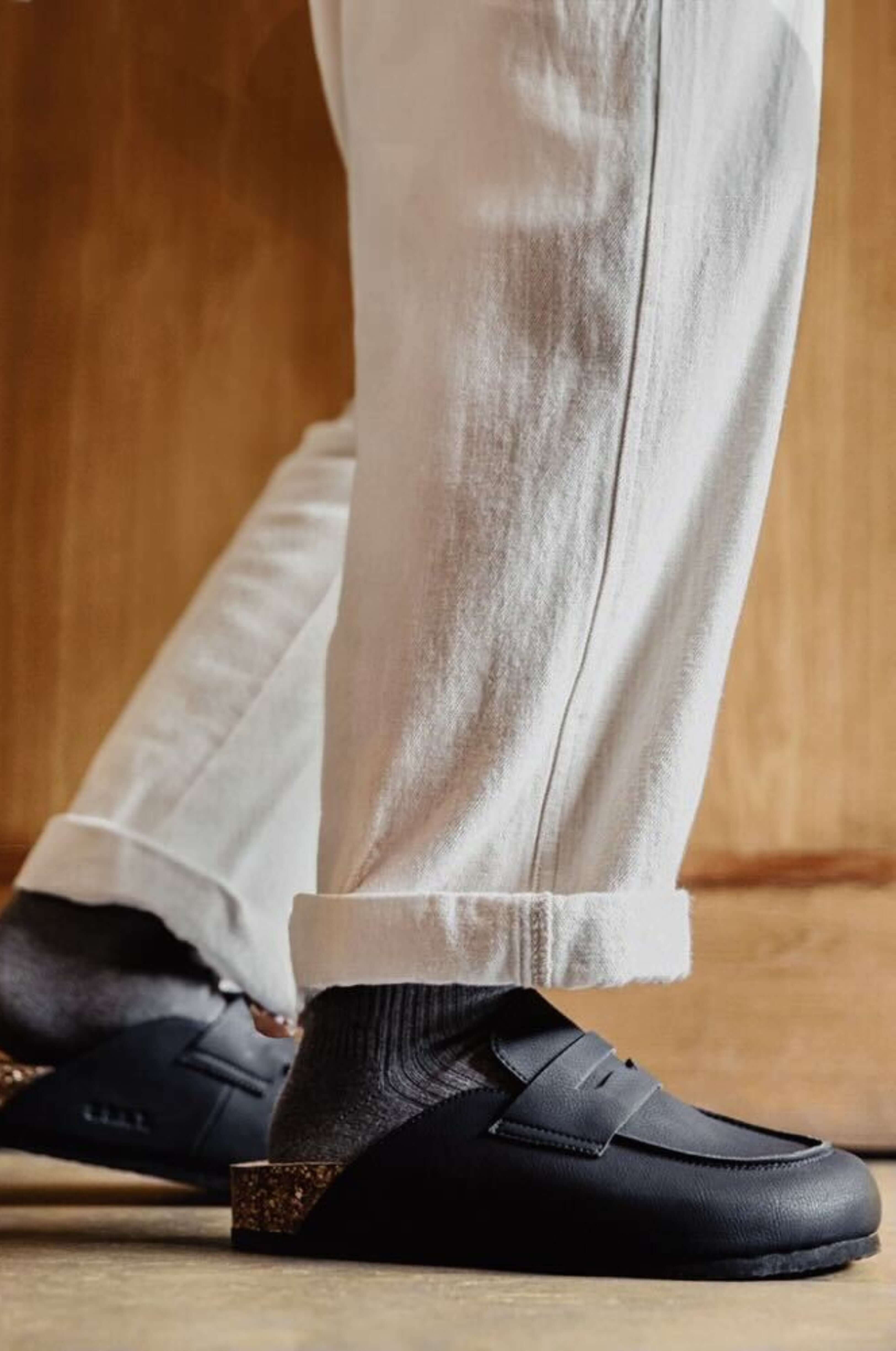 Schwarze Pantoletten von Caen