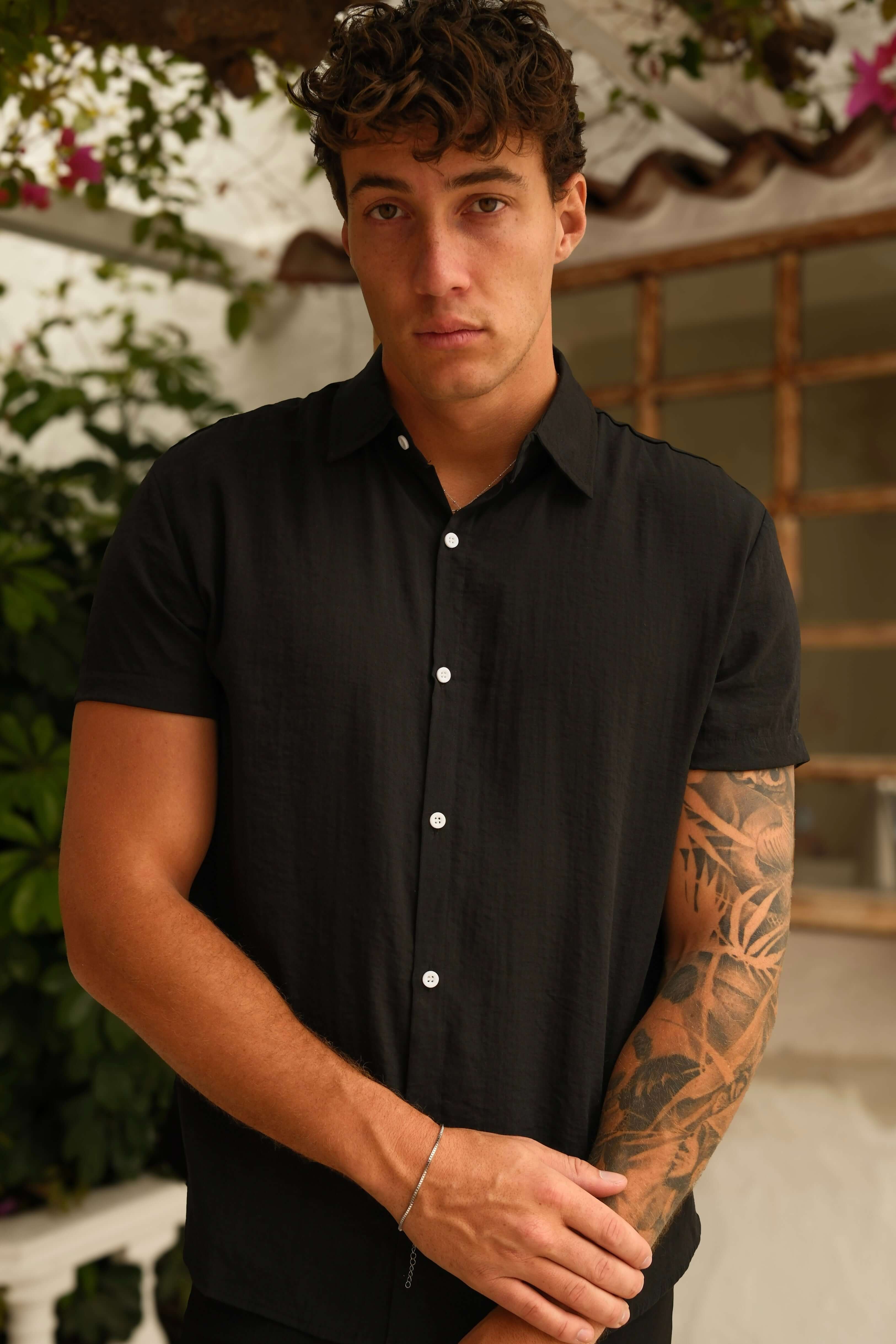 Lässiges komplett schwarzes Set