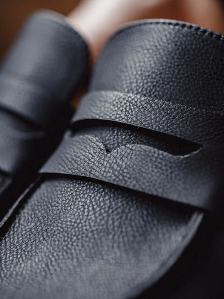 Schwarze Pantoletten von Caen