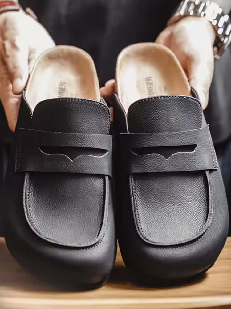 Schwarze Pantoletten von Caen