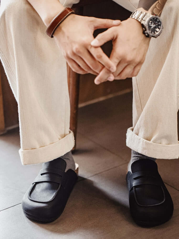 Schwarze Pantoletten von Caen